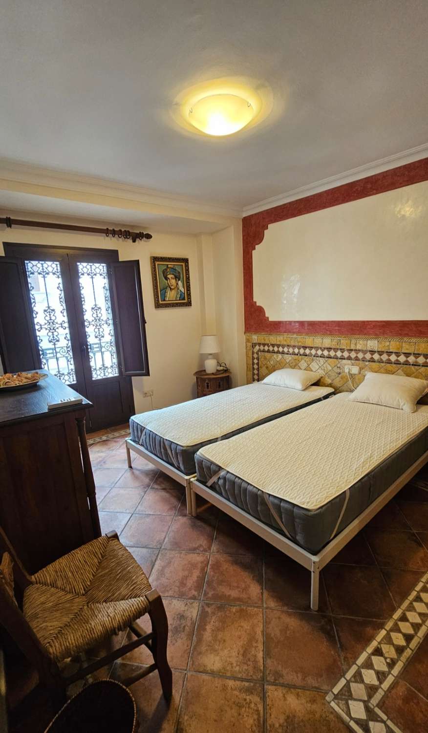 BONITA CASA DE PUEBLO SOBRE ACANTILADO