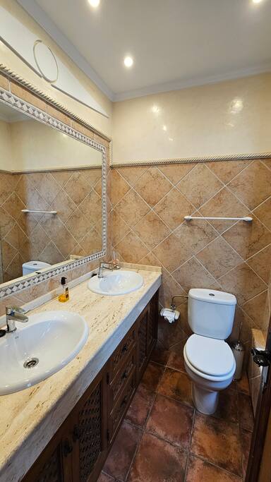 BONITA CASA DE PUEBLO SOBRE ACANTILADO