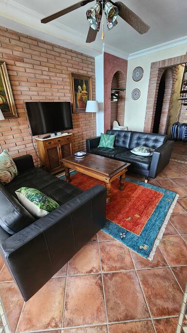 BONITA CASA DE PUEBLO SOBRE ACANTILADO