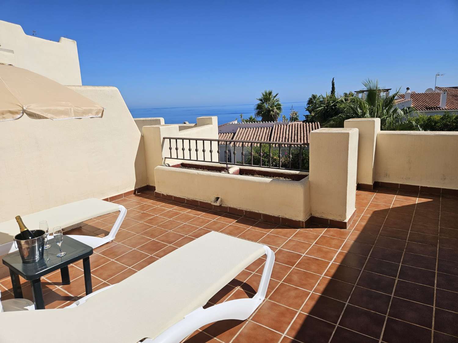 CASA PAREADA CON PISCINA COMUNITRIA