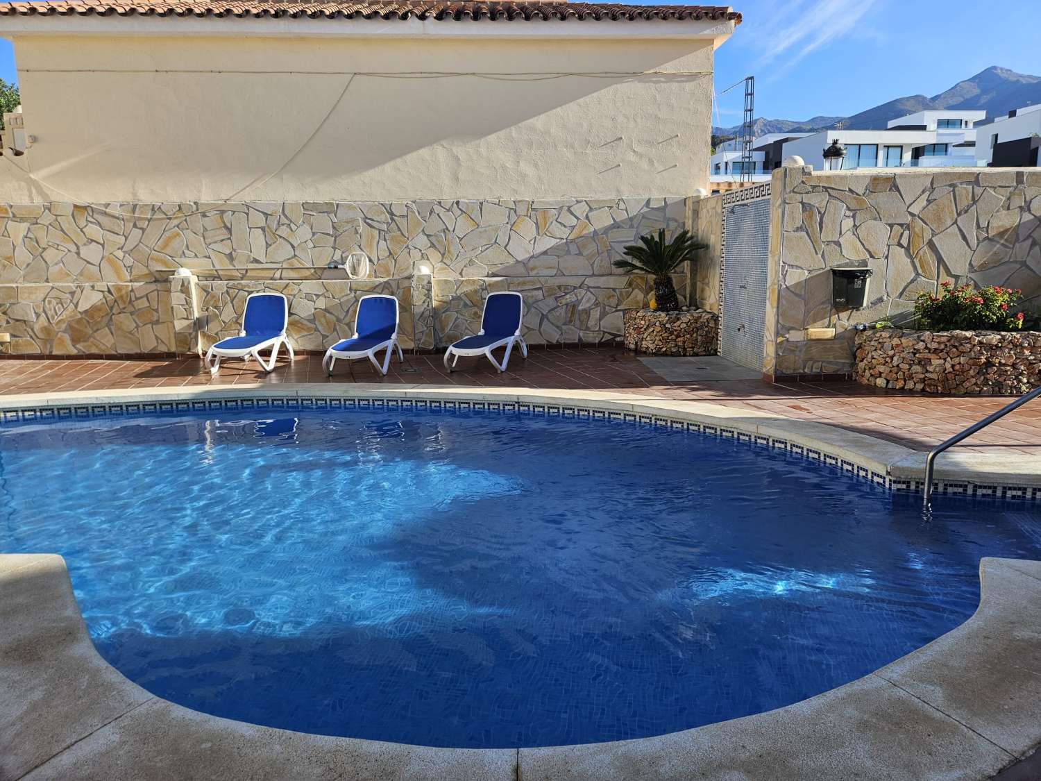 CASA PAREADA CON PISCINA COMUNITRIA